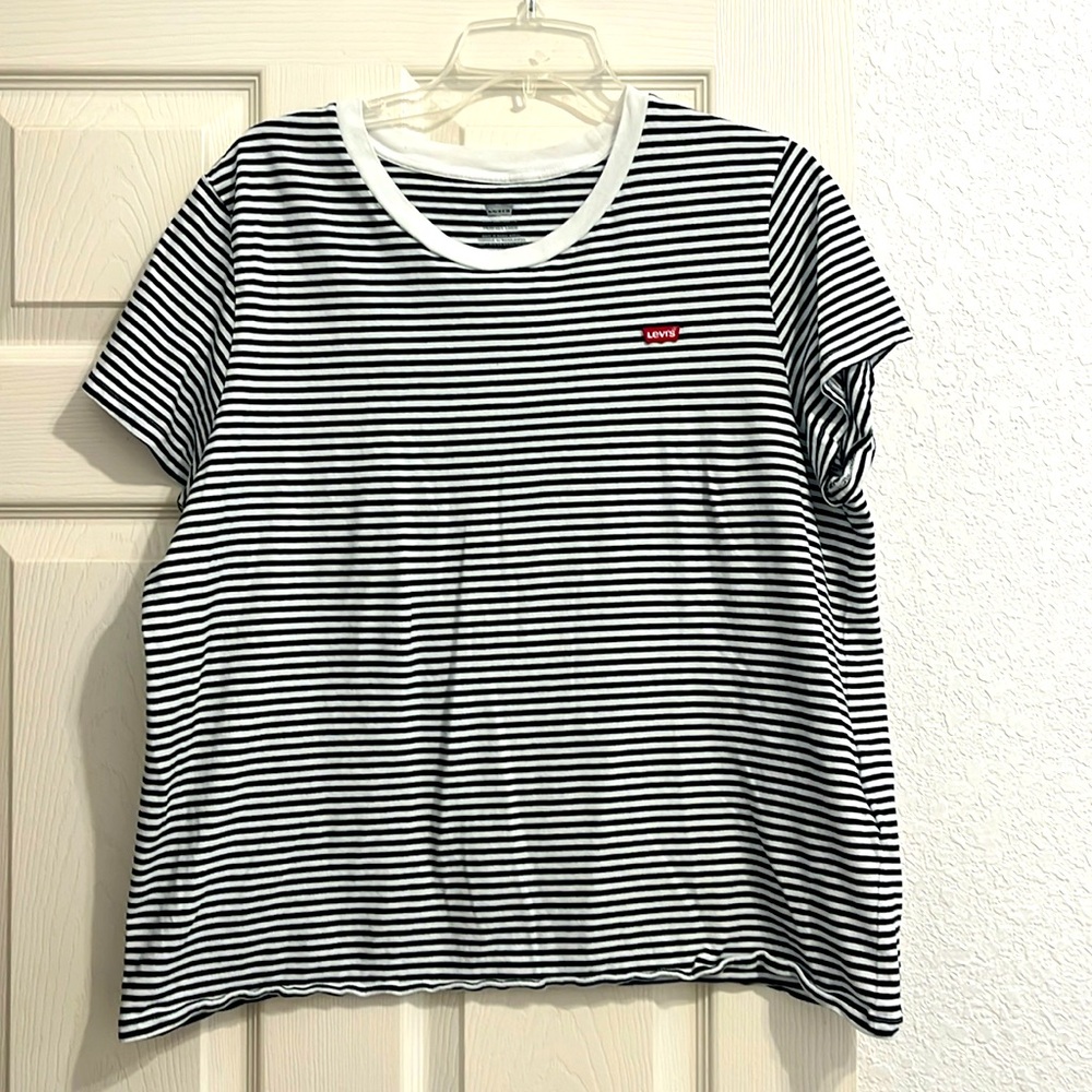 Levi’s women’s t shirt size xxl runs small